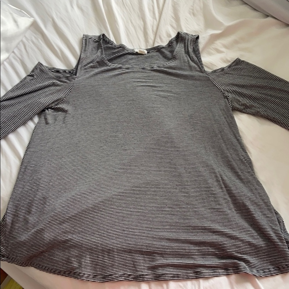 Shoulderless long sleeve top